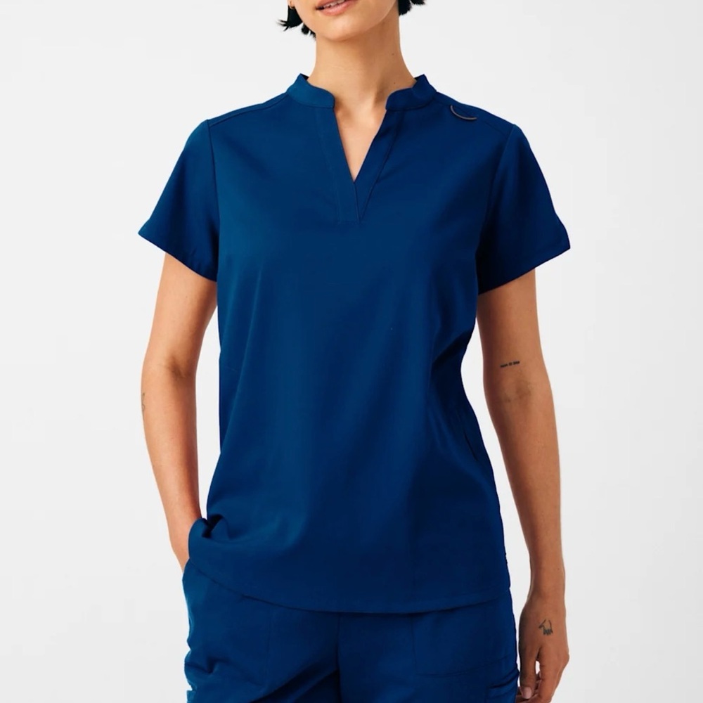 Grey’s Anatomy Avery 2-Pocket Banded Collar Notch Sleeve Scrub Top Navy Medium